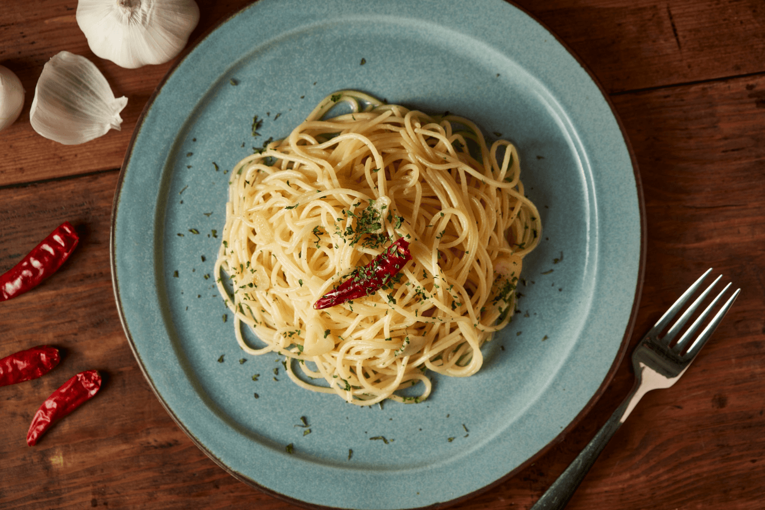 Špagety aglio e olio s parmazánem